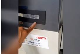 Pemakaian mesin atm sepertinya sudah menjadi kegiatan harian layaknya rutinitas. Video Viral Modus Lem Di Mesin Atm Uang Dikira Tak Keluar Okezone Economy