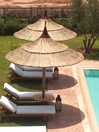 Un jardin dans lequel on se sent bien. Parasol Exotique En Jonc Naturel Tisse A La Main Structure Galvanisee Avec Finition Peinture Parasol Terrasse Parasol En Paille Amenagement Paysager Palmiers