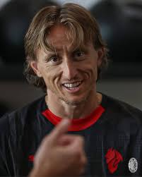 🚨 LUKA MODRIĆ 🇭🇷 sous ses nouvelles couleurs. ❤️🖤 Une légende dans un  club légendaire. 🇮🇹⭐