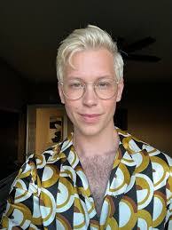 Laura Benbow's Instagram, Twitter & Facebook