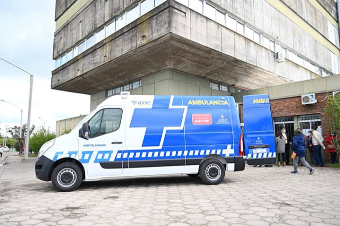 Dos adolescentes hospitalizados tras choque entre moto y auto en el centro de Durazno: ambos conductores dieron positivo en alcoholemia