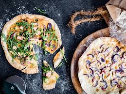 Call it what you want, flammkuchen, german pizza, tarte flambée or french pizza. Big Green Egg Flammkuchen Selber Machen
