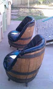 Un Poco De Whisky Barril Sillas Para Ir En Torno A Que La Tabla De La Cola Barrel Furniture Wine Barrel Furniture Wine Barrel