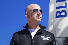 藍源太空業務負責人科內爾（ariane cornell）表示，貝佐斯（jeff bezos）與同行夥伴已經展開訓練 那趟11分鐘航程將搭載歷來年紀最大的太空旅客、82歲的美國退役女飛行員馮克（wally funk），以及18 歲物理系學生戴蒙（oliver daemen），與他們同行的，還有亞馬遜（amazon.com. 0diymdrafshewm