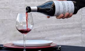 Ma vediamo nel dettaglio quali sono i modi in cui si tiene il calice di vino e perché è importante saperlo mantenere correttamente. Come Versare Il Vino Tutte Le Regole Da Osservare Tenimenti Civa