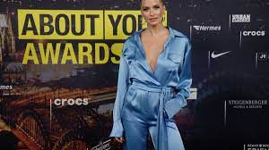 Das waren die about you awards 2021. Lena Gercke Ganz Schon Gewagt Hier Lasst Sie Den Bh Einfach Weg News De