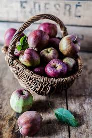 Éplucher et couper les pommes de terre en rondelles d'un 1/2 cm et les porter à ébullition dans le lait avec sel poivre, quelques coups de râpe de noix de muscade et l'ail coupé, jusqu'à ce que les pommes de terre soient à la fois translucides mais. Histoire De Pommier Ou Le Temps Des Gelees De Pomme Fresh Fruits And Vegetables Juicy Fruit Vegetable Basket