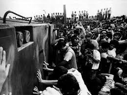 Edsa revolution pic1.jpg hundreds of thousands of people filling up epifanio delos santos avenue. Remembering The Edsa Revolution Bamboo Telegraph