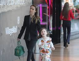 Débora Falabella e a filha, Nina, se divertem em passeio e vão ao cinema no  Rio - Purepeople