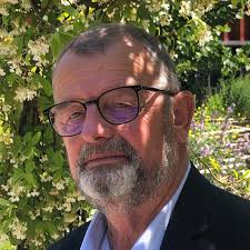 Merle Raymond's Instagram, Twitter & Facebook