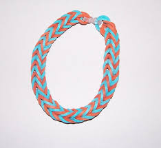 Gummiringe in formen wie herzen und gummiringe mit noppen lassen sich oft nicht gut dehnen. Rubberbands Armbander Im Fischgratmuster Ohne Rahmen Bastelfrau
