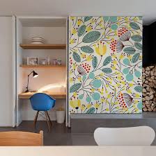 Une étagère murale stylée en mdf hêtre avec de multiples possibilités de rangement. Idee Deco Tapisser Ses Portes De Placards Blog Izoa