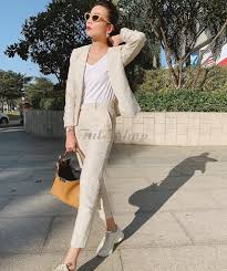 Phối đồ chân váy với sneaker