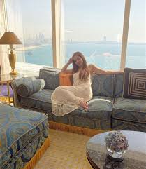أشعلت الفنانة السورية نسرين طافش مواقع التواصل الاجتماعي، بصور لها من دبي في الامارات، ظهرت فيها بملابس رياضية جريئة خلال تواجدها في الجيم. Ù†Ø³Ø±ÙŠÙ† Ø·Ø§ÙØ´ ØªØ¯Ø§Ø¹Ø¨ Ø§Ù„Ø£Ø³Ù…Ø§Ùƒ Ù…Ù† ØºØ±ÙØªÙ‡Ø§ Ø¹Ù„Ù‰ Ø·Ø±ÙŠÙ‚Ø© Ø¹Ø±ÙˆØ³ Ø§Ù„Ø¨Ø­Ø± ÙÙŠØ¯ÙŠÙˆ ØªØ§ÙŠÙ… Ù†ÙŠÙˆØ²
