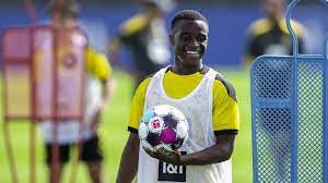 Maybe you would like to learn more about one of these? Bvb Juwel Youssoufa Moukoko Und Seine Anfange Beim Fc St Pauli In Den Ersten Wochen Hatte Ich Keine Fussballschuhe Goal Com