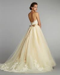 Shop white formal dresses and white cocktail dresses at simply dresses. Extra Pigmented Cream White Wedding Dress With Gold Bow Damemote Bryllupsfotografering Bryllup