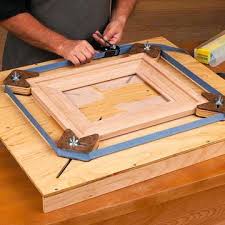 Clever And Easy To Make Picture Framing Jig Also For Canvas Frames Woodworking Diy Woodworking Wood Jig