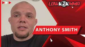 Anthony Smith explains why former UFC middleweight champion Alex Pereira  will “have problems” at light heavyweight: “That dude will make him look  tiny”