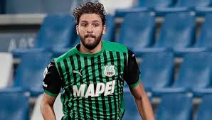 E' arrivata l'attesa fumata bianca per il passaggio di manuel locatelli alla juve: Juve Finalmente E Fatta Per Locatelli Polemiche E Ironia Dal Web