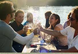 Junge Leute Die Sich Zuprosten Seehaus Biergarten Englischer Garten Munchen Deutschland Reisen Biergarten Wohnen Am See