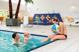 waterpret in het zwembad zwembad luxe nederland