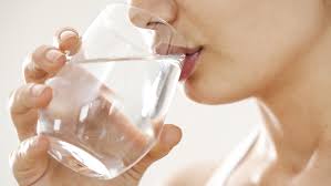 Ce phénomène se nomme la potomanie. Les Dangers De Boire Trop D Eau Et De Trop S Hydrater