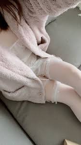 赤毛のJia Lissaが膝立ちで10代のハゲたマンコに指を入れる。 - PornPics.com