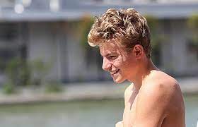 French swimmer arthur germain began his 784km swim along the entire length of the seine today. Arthur Germain Nager Dans Paris C Est Vraiment A Faire Une Fois Dans Sa Vie