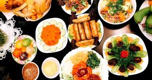 Ngoài mũ ông công, ông táo, mỗi gia đình thường chuẩn bị một mâm cỗ mặn, bánh kẹo, trầu cau, rượu. Badfj9y8paoztm