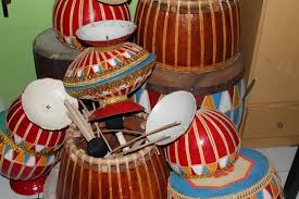 Gendang atau kendhang adalah instrumen dalam gamelan jawa tengah dan jawa barat yang salah satu fungsi utamanya mengatur irama. 99 Alat Musik Pukul Beserta Gambar Dan Penjelasanya Terlengkap