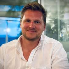 What's wrong with salespeople? “Would love to connect. Really impressed  with your work. Would love to connect.” or some such shit. Connect.  PITCHSLAP. INSTANT Disconnect. FFS. Doing this…