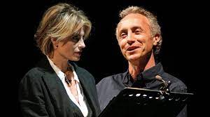 Uno spettacolo duro quello di travaglio, che ha scelto l'europauditorium di bologna per il debutto nazionale, accompagnato dalle musica dal vivo e affiancato dall'attrice isabella ferrari, che leggerà brani di grandi politici e intellettuali da calamandrei. Ad Asti L Italia Ritratta Da Marco Travaglio E Isabella Ferrari La Stampa