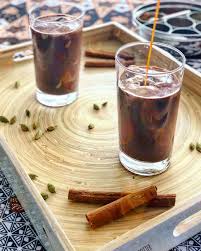 Indische Chai Latte Rezept Wer Mochte Einen Aromatischen Chai Tee Mit Veganer Milch Schmeckt Warm Oder Kal In 2020 Recipes Cooking Rezepte