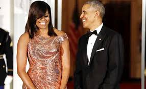 Ashton kutcher is one avid twitter user as the actor connected with fans even while having dinner demi claims obama gave her the 'what's up' smile. Michelle Obama Shines In Versace At Final State Dinner As First Lady