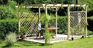 Der zaun lässt ihren garten anders aussehen. Frei Stehende Rankgitter Aus Holz