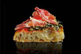 Torniamo da lui, gabriele bonci, un grande della pizza che con grande generosità ci spiega come preparare a casa una pizza digeribilissima a lunga e torno da lui, torno alla sua pizza , alle sue ricette semplici con una resa , una digeribilità, una bontà esagerata rispetto all'impegno nel prepararla! La Pizza In Teglia Di Gabriele Bonci Con Cicoria E Capocollo