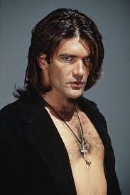 He gave the roles a level of vampire seduction that neither cruise or pitt could have done at the time. The Latin Look With Antonio Banderas Hairstyles Cool Men S Hair Long Hair Styles Long Hair Styles Men Mens Hairstyles
