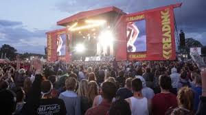 Édesanyja, chris tanácstalanul és döbbenten figyeli. Reading Festival 2021 Reading Festival 2021 Erste Bands Sind Bekannt Stagr Festivals Konzerte News Up Until Now Festival Organisers Had Stayed Under The Radar With Their Plans For A 2021