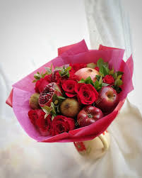 как сделать букет из цветов и фруктов своими руками Fruktovaya Floristika Buket Iz Fruktov I Cvetov Dostavka Po Tyumeni Podarok Dlya Mamy Podrugi Kollegi Tyumen Neoby Sedobnye Kompozicii Fruktovye Kompozicii Cvety