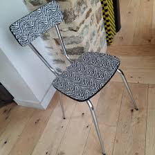 Très jollie chaise en formica de par sa forme et sa couleur. Chaise Zebree En Formica Vintage Deco Jungle Sooo Vintage Sooo Vintage
