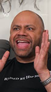 Flirty birdies and killer dance moves. Take notes, Jad! 🦜