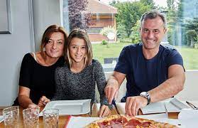 Hofer kündigte an, trotz seines rücktritts als parteichef weiter vizepräsident des parlaments bleiben zu wollen. Hofer Verbietet Tochter Burek Nur Osterreichisches Essen Kommt Auf Den Tisch Kosmo
