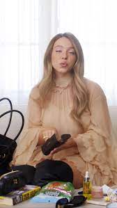 👜 Sydney Sweeney hat für VOGUE ihre Tasche geöffnet. | VOGUE Germany |  Facebook