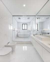 Banheiro Grande Clean Todo Branco Com A Banheira Dentro Do Chuveiro Duplo Projeto Fernanda Marques M Banheiros Luxuosos Banheiros Modernos Banheiro Grande