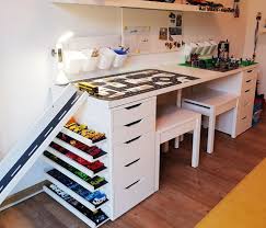 Wow Was Fur Ein Ikea Hack Fur Kinder Dieser Tisch Ist Wirklich Ein Meisterwerk Auf Der Tischplatte Ikea Hacken Kinder Ikea Schreibtisch Kinder Schreibtisch