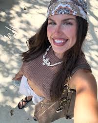 Courtney Snell's Instagram, Twitter & Facebook