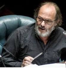 Olesker: egresados rechazan que "otras organizaciones" subroguen a la  Udelar en otorgamiento de títulos