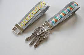 Trendiger anhänger aus doppellagigem filz mit metallöse und metallschlüsselring. Diy Schlusselanhanger Aus Filz Mit Webband Handmade Kultur