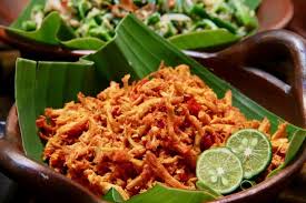 Kuliner khas bali yang disajikan sebagai pelengkap hidangan ayam goreng, ikan bakar, ataupun ayam bumbu betutu. Resep Masakan Ayam Suwir Bumbu Bali Yang Gurih Pedas Kumparan Com