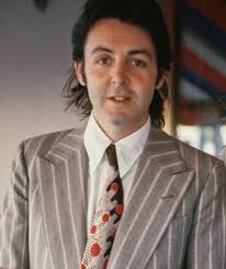 Paul and Linda outside the Stanhope Hotel in New York City, 1977. Vinnie  Zuffante 📸